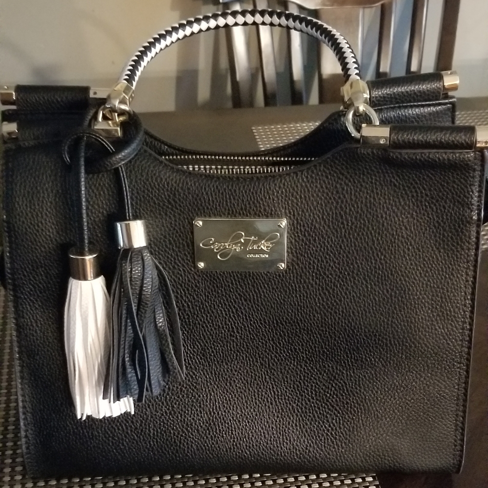 A purse - Picture 2 of 5